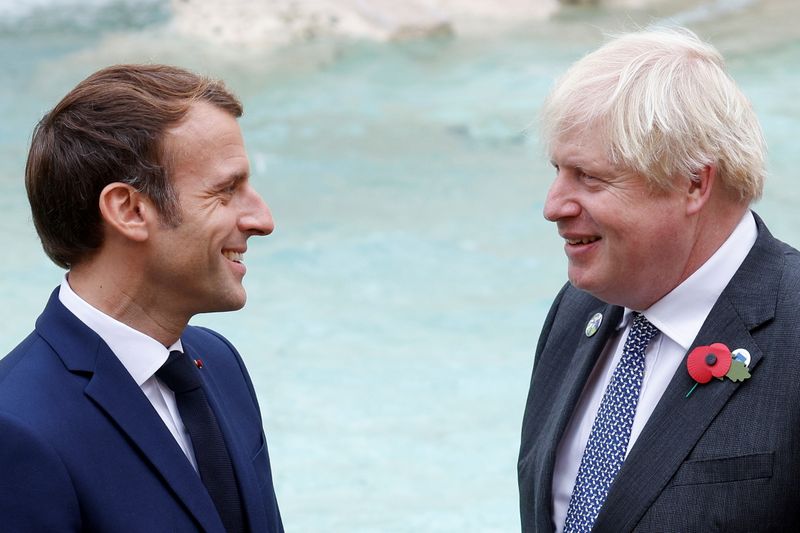 &copy; Reuters. Emmanuel Macron a demandé dimanche au Premier ministre britannique Boris Johnson de respecter les règles sur la question de la pêche qu'il a acceptées en signant l'accord de Brexit avec l'Union européenne, a déclaré un conseiller de l'Élysée. /Ph