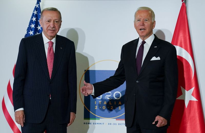 &copy; Reuters. الرئيس الأمريكي جو بايدن ونظيره التركي رجب طيب أردوغان يقفان لالتقاط صورة خلال اجتماع ثنائي على هامش قمة مجموعة العشرين في روما يوم الأحد. ت