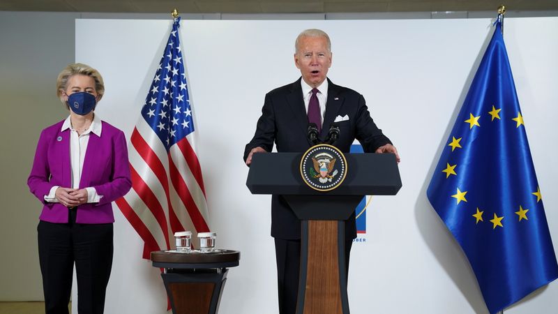 &copy; Reuters. U.S. President Joe Biden delivers remarks as European Commission's President Ursula von der Leyen looks on during a joint statement about steel and aluminium tariffs, on the sidelines of the G20 leaders' summit in Rome, Italy October 31, 2021. REUTERS/Kev