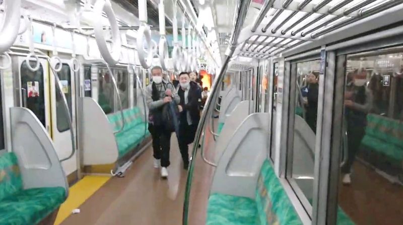 &copy; Reuters. ركاب يفرون بعد هجوم بسلاح أبيض ومادة حمضية وحارقة على أحد خطوط القطارات الرئيسية في العاصمة طوكيو يوم الأحد في صورة ماخوذة من مقطع فيديو نُش