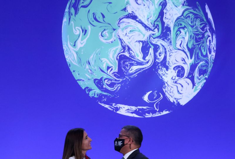 © Reuters. COP25 President Carolina Schmidt hands over the presidency of the UN Climate Change Conference to COP26 President Alok Sharma in Glasgow, Scotland, Britain, October 31, 2021. REUTERS/Yves Herman    