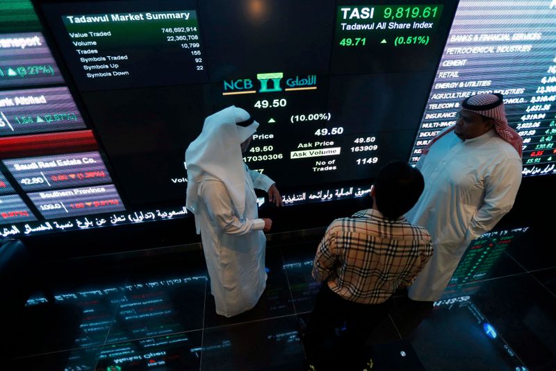 © Reuters. صورة من أرشيف رويترز لمتعاملين في البورصة السعودية بالرياض.
