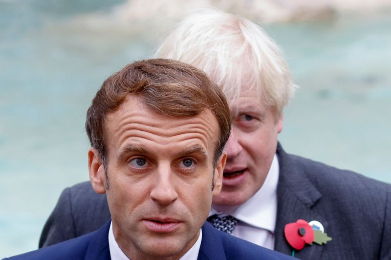 &copy; Reuters. El presidente francés, Emmanuel Macron, y el primer ministro británico, Boris Johnson, posan para una fotografía de familia del G-20 en la Fontana di Trevi, Roma, Italia. 31 octubre 2021. REUTERS/Guglielmo Mangiapane