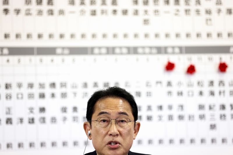&copy; Reuters. 　岸田文雄首相は１０月３１日、第４９回衆院選で自民、公明両党の過半数獲得が確実となったことについて「政権選択選挙においてありがたい信任を頂いた」と語った。写真は都内の自民