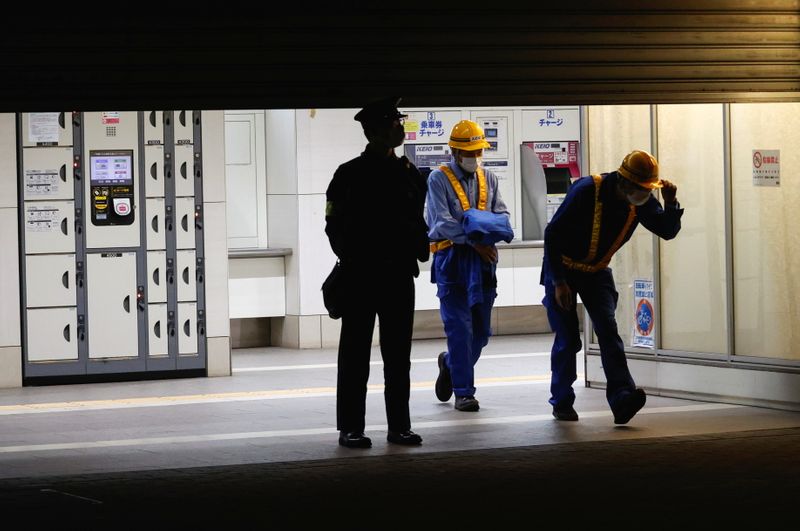 © Reuters. موظفون في خطوط قطارات كينو يسيرون داخل محطة كوكوريو للقطارات حيث وقع هجوم بسكين في طوكيو يوم الأحد. تصوير:رويترز.