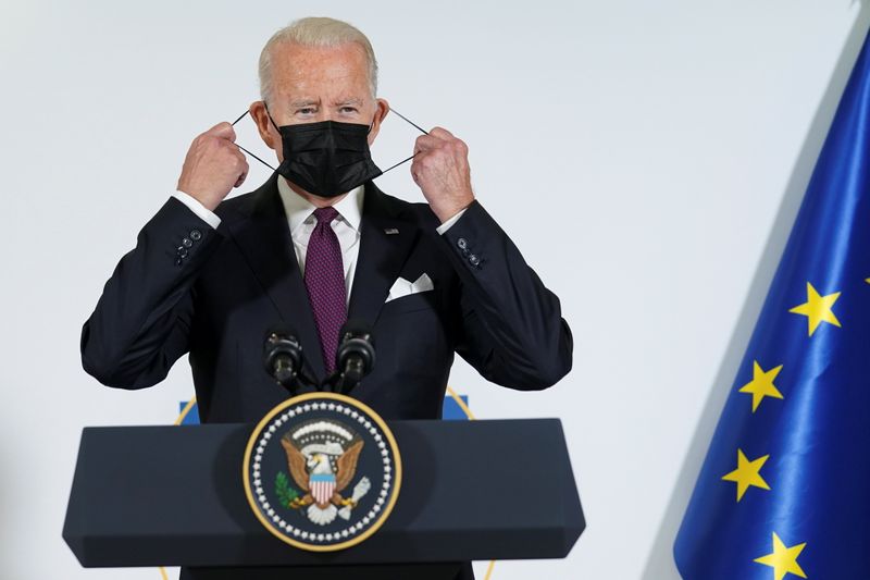 &copy; Reuters. U.S. President Joe Biden adjusts his face mask as he and European Commission's President Ursula von der Leyen (not pictured) make a joint statement to speak about steel and aluminium tariffs, on the sidelines of the G20 leaders' summit in Rome, Italy Octo