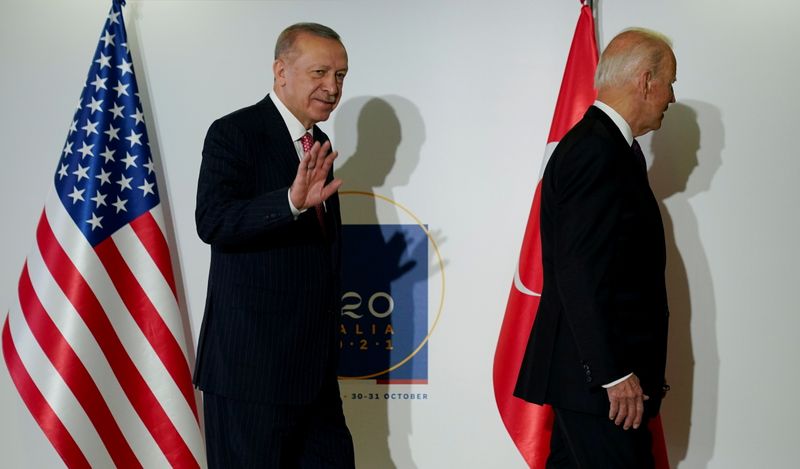 © Reuters. الرئيس التركي رجب طيب أردوغان يلوح عقب اجتماع مع  نظيره الأمريكي جو بايدن على هامش قمة مجموعة العشرين في روما يوم الأحد. تصوير: كيفن لامارك-رويترز.