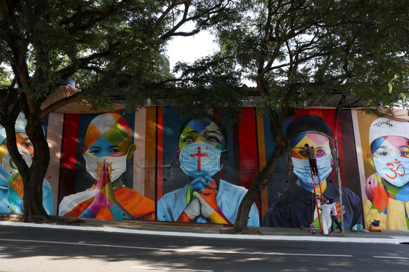 &copy; Reuters. Mural homenageia vítimas da Covid-19 em São Paulo
05/05/2021 REUTERS/Amanda Perobelli