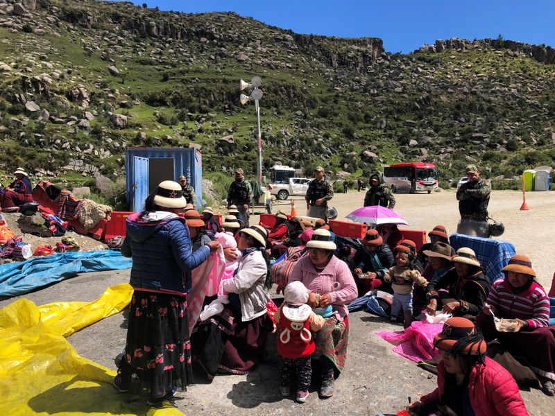 &copy; Reuters. IMAGEN DE ARCHIVO REFERENCIAL. Manifestantes bloquean una carretera de acceso a una mina de cobre en Fuerabamba, Apurímac, Perú, Marzo 29, 2019. REUTERS/Mitra Taj