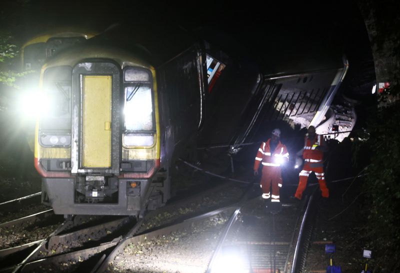 © Reuters. Emergency services personnel inspect the site where two trains crashed near Salisbury, Britain October 31, 2021.  REUTERS/Henry Nicholls