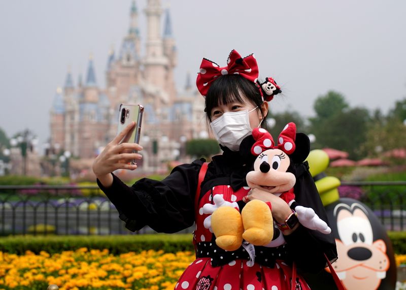 &copy; Reuters. 　中国の上海ディズニーランドは１０月３１日、他の省や都市に関連する新型コロナウイルス調査に協力するため、入園を一時停止したと発表した。２０２０年５月撮影（２０２１年　ロイ