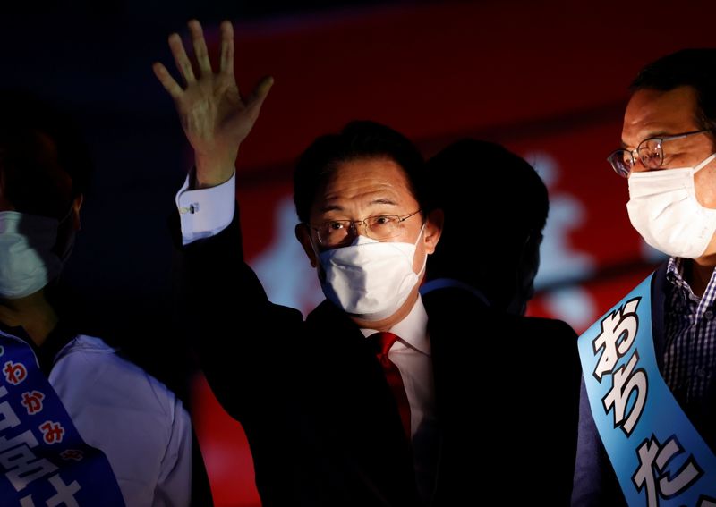 &copy; Reuters. Japan's Prime Minister Fumio Kishida, who is also the President of the ruling Liberal Democratic Party, waves to voters from atop the campaigning bus on the last day of campaigning for the October 31 lower house election, amid the coronavirus disease (COV