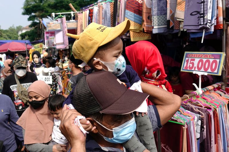&copy; Reuters. 　１１月１日、ロイターの集計によると、新型コロナウイルスの感染者は世界全体で２億４６７８万人を超え、死者は５２３万２６５７​人となった。写真はインドネシアのバンドンで１０