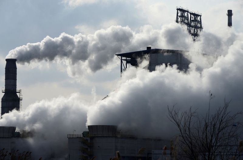 &copy; Reuters. FILE PHOTO: Smoke rises from chimneys at a Sinopec refinery in Qingdao, Shangdong province, China, February 9, 2014.  REUTERS/China Daily