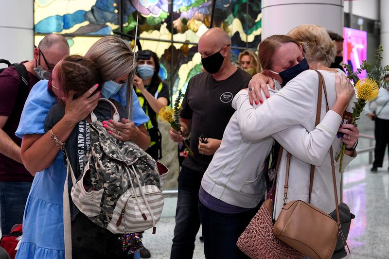 &copy; Reuters. Travellers arriving on the first quarantine free international flights are embraced by family at Sydney International Airport, November 1, 2021. AAP Image/Bianca De Marchi via REUTERS   