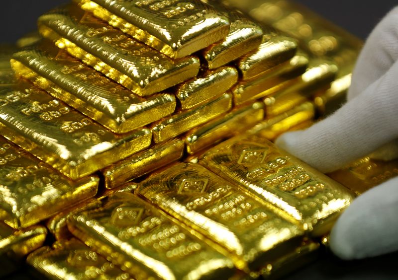 &copy; Reuters. عامل يفصل سبائك ذهبية في مصنع لفصل الذهب والفضة في فيينا بالنمسا. صورة من أرشيف رويترز.
