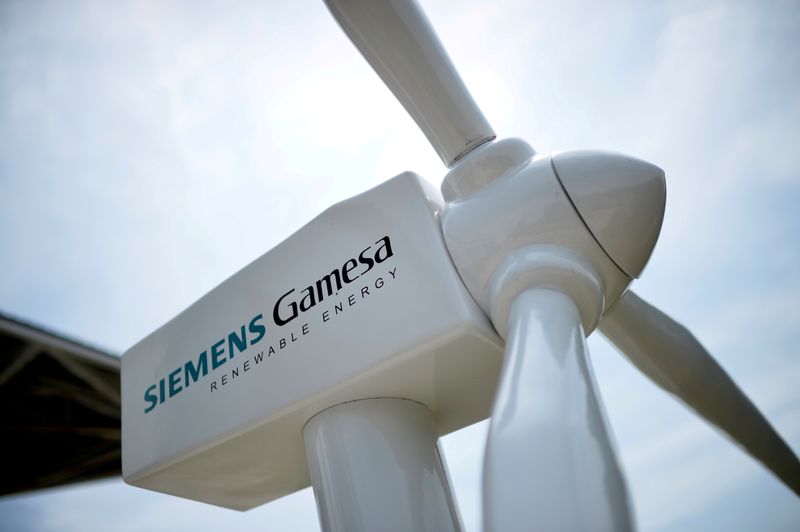&copy; Reuters. FOTO DE ARCHIVO: La maqueta de un aerogenerador con el logotipo de Siemens Gamesa en Zamudio, España, 20 de junio de 2017. REUTERS/Vincent West