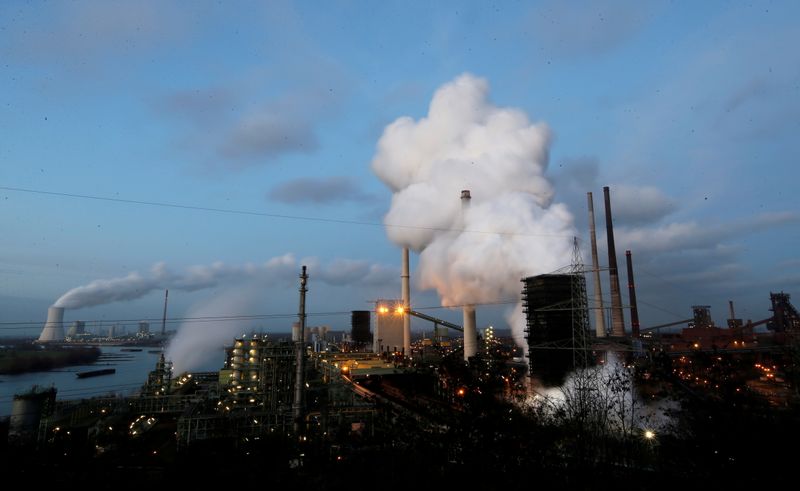 &copy; Reuters. لقطة عامة لأدخنة تتصاعد من مصنع تايسينكروب للصلب في دويسبرج بألمانيا. صورة من أرشيف رويترز.
