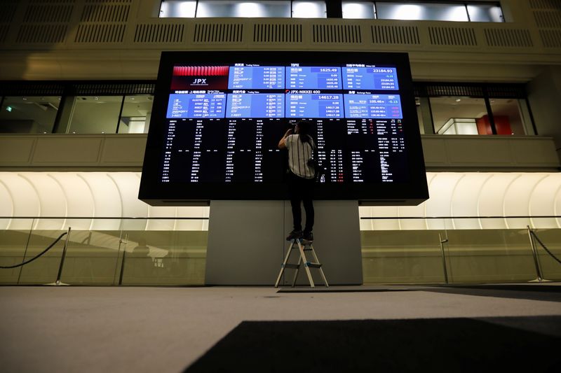 © Reuters. A photographer takes a picture of the blank prices in a stock quotation board at the empty Tokyo Stock Exchange (TSE) after the TSE temporarily suspended all trading due to system problems in Tokyo, Japan October 1, 2020. REUTERS/Issei Kato