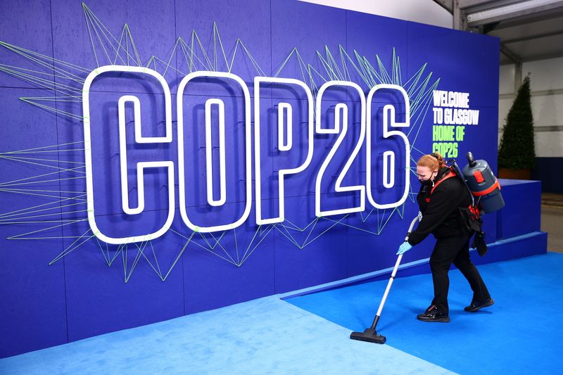 © Reuters. An employee cleans before the arrival of leaders for the UN Climate Change Conference (COP26) in Glasgow, Scotland, Britain November 1, 2021. Adrian Dennis/Pool via REUTERS