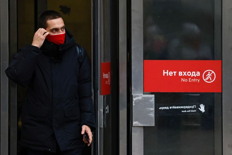 &copy; Reuters. A man wearing a face mask leaves a metro station after new measures were imposed by local authorities to curb the spread of the coronavirus disease (COVID-19), in Moscow, Russia October 29, 2021. REUTERS/Evgenia Novozhenina