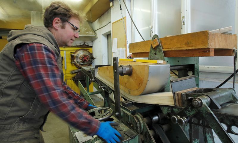 &copy; Reuters. FILE PHOTO: A worker uses a machine to shape heated wood to runners for a Davos type sled at Swiss sled manufacturer 3R AG in Sulgen, Switzerland December 7, 2018. REUTERS/Arnd Wiegmann