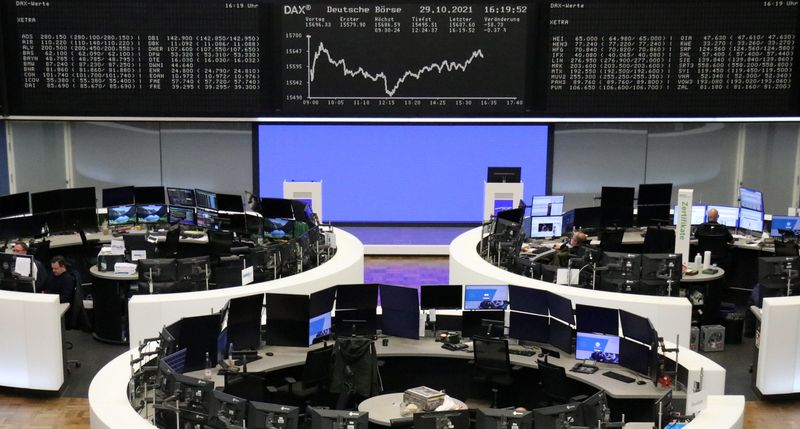 © Reuters. The German share price index DAX graph is pictured at the stock exchange in Frankfurt, Germany, October 29, 2021. REUTERS/Staff