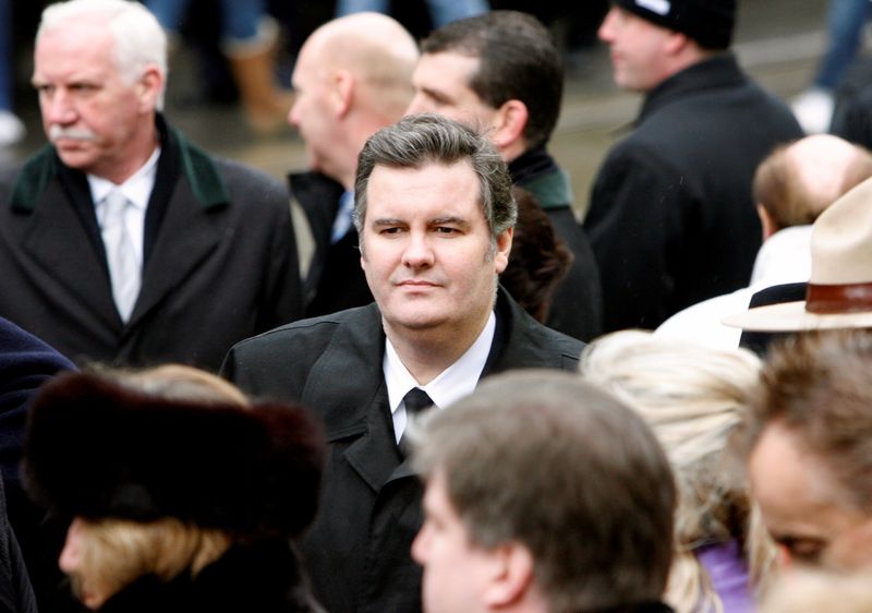 &copy; Reuters. FILE PHOTO: Edward Rogers (C) stands with mourners at the funeral for his father Ted Rogers, president and CEO of Rogers Communications, in Toronto December 9, 2008. REUTERS/Mike Cassese