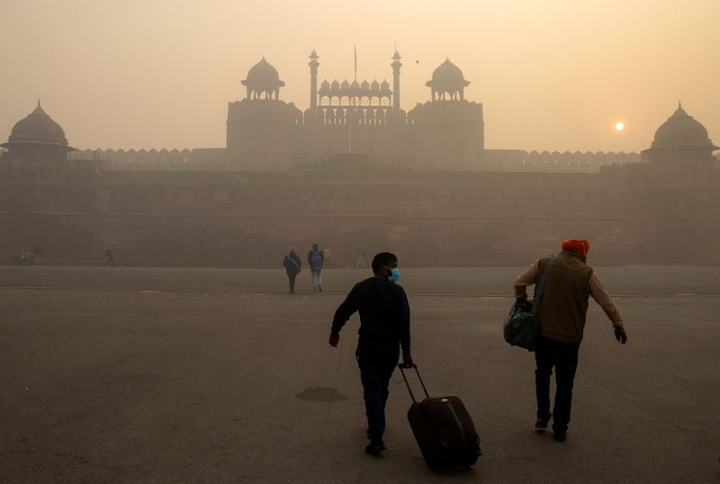 &copy; Reuters. FILE PHOTO: People arrive to visit the Red Fort on a smoggy morning in the old quarters of Delhi, India, November 10, 2020. REUTERS/Danish Siddiqui//File Photo