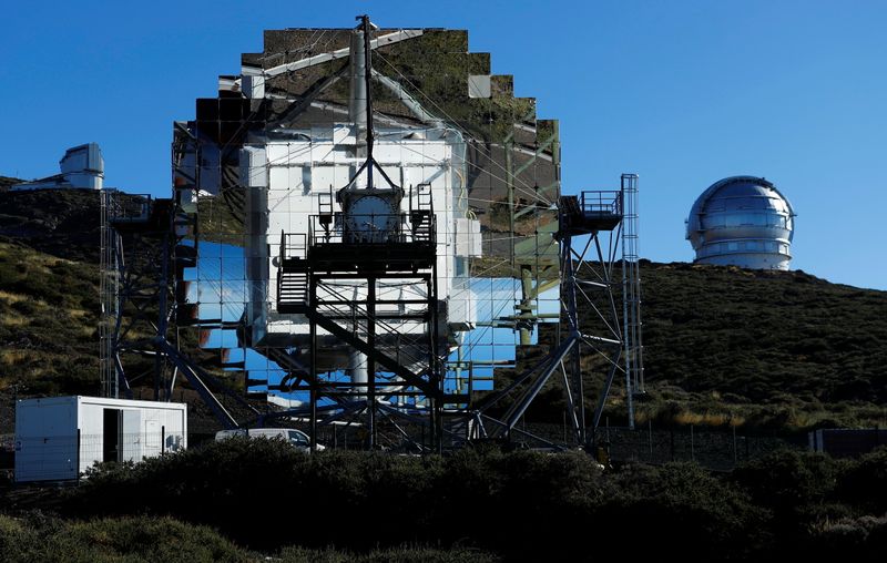 &copy; Reuters. En primer plano se ve el telescopio Magic II y a la derecha el mayor telescopio del mundo GTC. La erupción del volcán Cumbre Vieja en España perturba la actividad del observatorio del Roque de Los Muchachos. En la isla canaria de La Palma, España. 28 