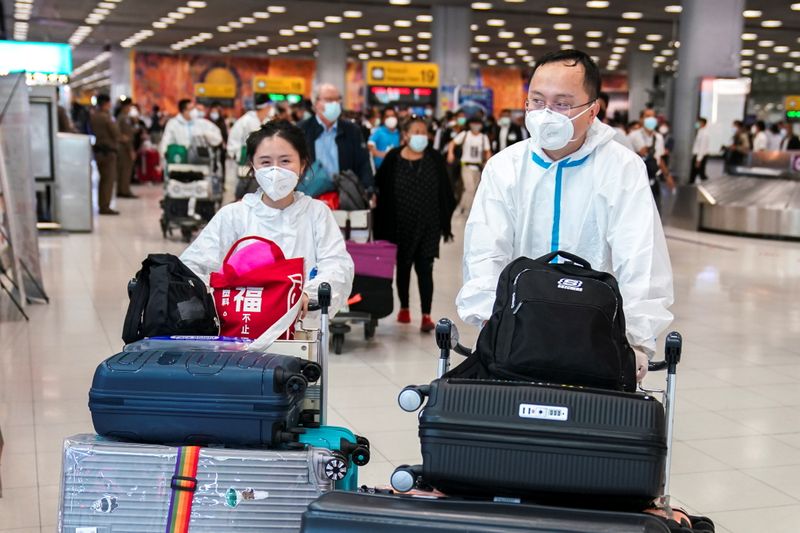&copy; Reuters. سياح صينيون يضعون كمامات للوقاية من فيروس كورونا يصلون إلى بانكوك عاصمة تايلاند يوم الاثنين. تصوير: أتيت بيراونجميتا - رويترز.