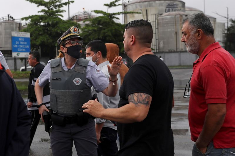 © Reuters. Caminhoneiros conversam com policial durante protesto em Santos
01/11/2021 REUTERS/Amanda Perobelli