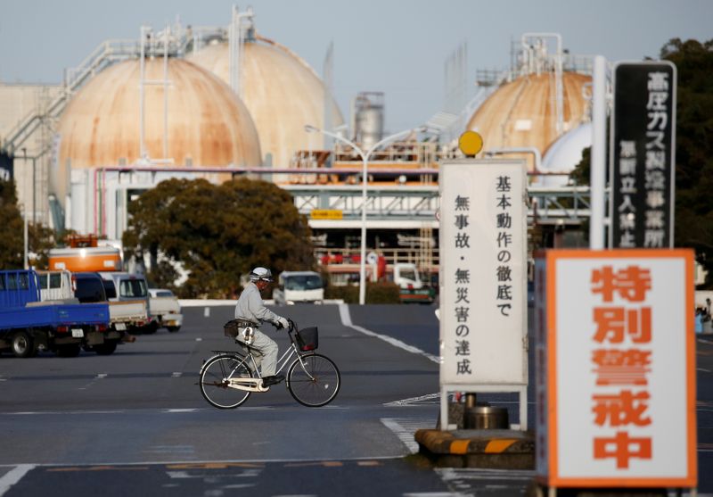 &copy; Reuters. Ciclista em frente à refinaria em Sodegaura
8/02/2017
REUTERS/Issei Kato