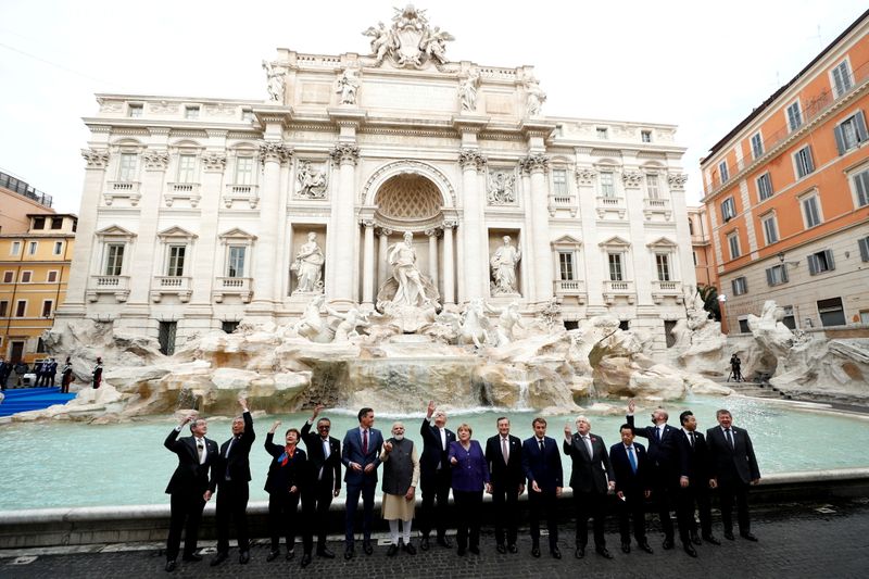 &copy; Reuters. Líderes do G20 jogam uma moeda na icônica Fontana di Trevi, em Roma, paralelamente à cúpula do G20 em Roma, Itália,
REUTERS/Guglielmo Mangiapane    