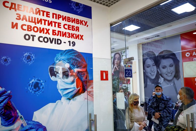 &copy; Reuters. People stand in a line to receive a vaccine against the coronavirus disease (COVID-19) in a vaccination centre located at a shopping mall in Oryol, Russia October 25, 2021. REUTERS/Maxim Shemetov