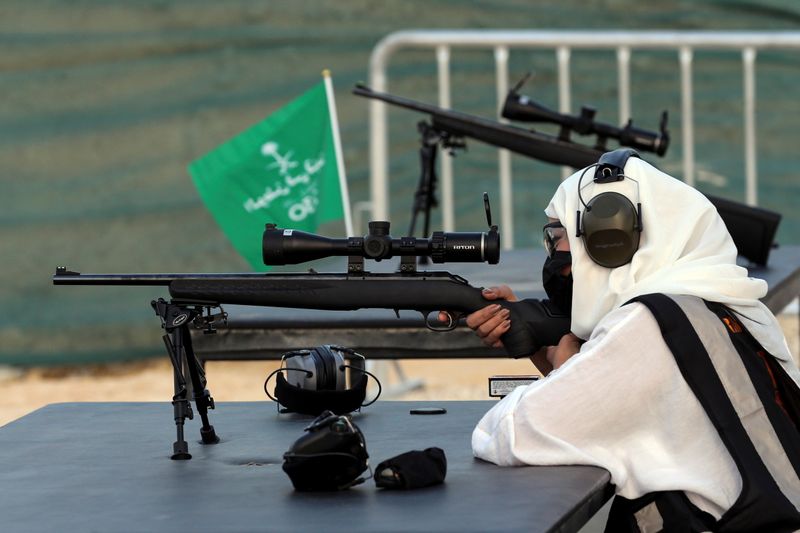 © Reuters. مدربة الأسلحة النارية السعودية منى الخريص تصوب بندقيتها بعيدة المدى خلال تدريبها على أهداف في ميدان توب-جان للرماية في الرياض يوم 28 أكتوبر تشرين الأول 2021. تصوير: أحمد يسري-رويترز.