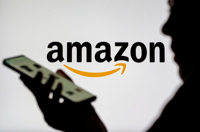 © Reuters. Mulher com smartphone é vista em frente ao logotipo exibido da Amazon 
30/07/2021
REUTERS/Dado Ruvic