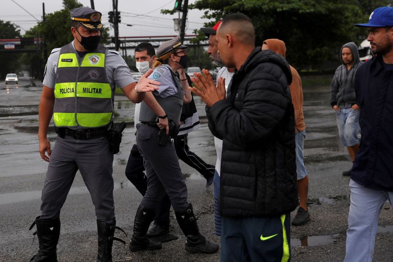 &copy; Reuters. Truckers talk to police officers as they want to protest and promote a strike against the rising fuel prices in Santos, Sao Paulo state, Brazil November 1, 2021. REUTERS/Amanda Perobelli