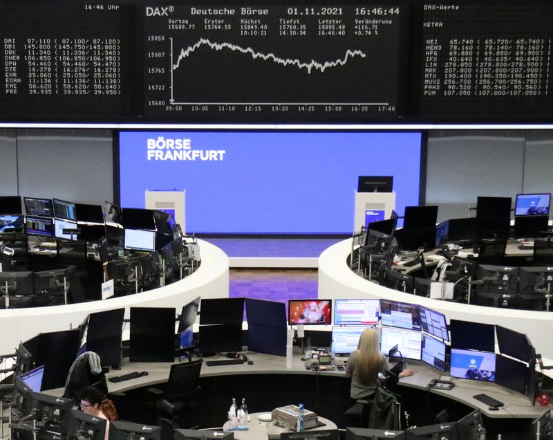 &copy; Reuters. Les Bourses européennes ont terminé en hausse lundi. À Paris, le CAC 40 a terminé sur un gain de 0,92%. Le Footsie britannique a pris 0,71% et le Dax allemand 0,75%. /Photo prise le 1er novembre 2021/REUTERS