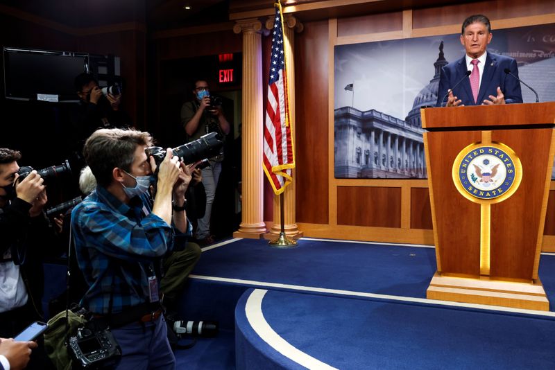 © Reuters. U.S. Senator Joe Manchin (D-WV) delivers remarks to reporters at the U.S. Capitol in Washington, U.S. November 1, 2021.  REUTERS/Jonathan Ernst