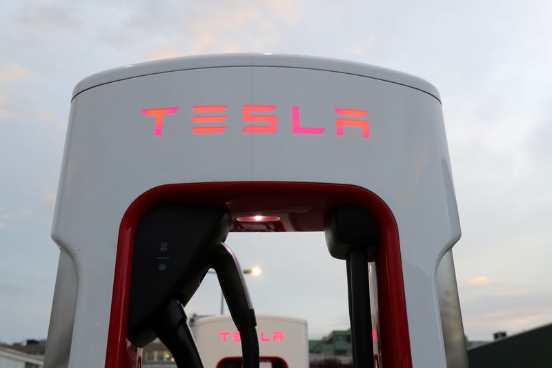 &copy; Reuters. Estação de recarga da Tesla em Dietikon
 21/10/2020 REUTERS/Arnd Wiegmann