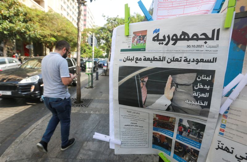 © Reuters. رجل يسير قرب نسخة من صحيفة الجمهورية التي تحمل عنوان 