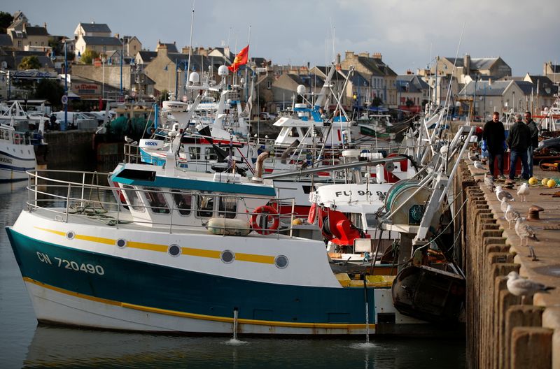 &copy; Reuters. La France ne mettra pas en oeuvre les mesures de rétorsion qu'elle avait prévu d'instaurer dès mardi dans le litige qui l'oppose au Royaume-Uni dans le dossier de la pêche, a annoncé lundi sur Twitter le ministre français des Affaires européennes s