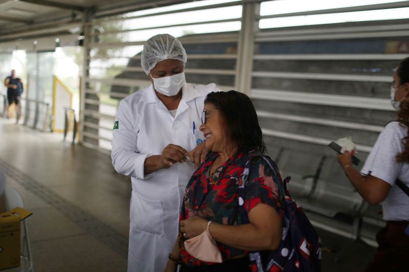 &copy; Reuters. Vacinação em estação de BRT no Rio de Janeiro
 27/10/2021 REUTERS/Pilar Olivares
