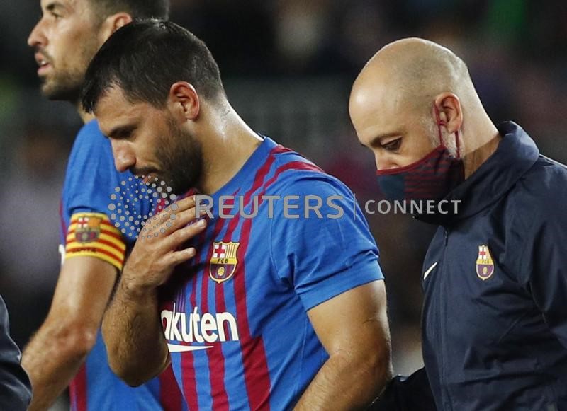 &copy; Reuters. Aguero deixa o campo durante partida do Barcelona contra o Alavés
30/10/2021
REUTERS/Albert Gea