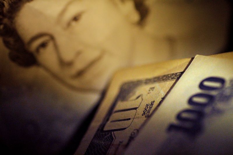 &copy; Reuters. FILE PHOTO: A Japan Yen note in front of U.S. Dollar and British Pound Sterling notes are seen in this June 22, 2017 illustration photo.   REUTERS/Thomas White/Illustration