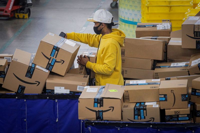 &copy; Reuters. FILE PHOTO: An employee scans packages at Amazon's JFK8 distribution center in Staten Island, New York, U.S. November 25, 2020.  REUTERS/Brendan McDermid