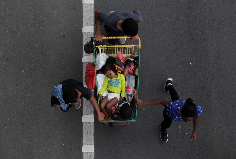 © Reuters. Migrants transport their children on shopping cart as they take part in a caravan heading to Mexico City, in Hermenegildo Galeana, Mexico November 1, 2021. REUTERS/Daniel Becerril