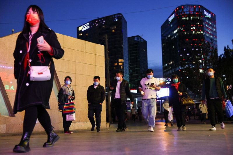 &copy; Reuters. FILE PHOTO: People enter a long distance bus station during evening rush hour in Beijing as outbreaks of coronavirus disease (COVID-19) continue, in China, October 19, 2021. REUTERS/Thomas Peter