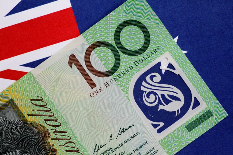 © Reuters. FILE PHOTO: An Australia dollar note is seen in this illustration photo June 1, 2017. REUTERS/Thomas White/Illustration